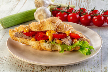 Croissant with tuna, tomato and salad