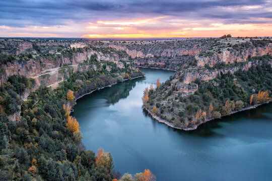 atardecer en las hoces del rio Durat&oacute;n con el meandro del rio y una hermita  en Villaseca de Sep&uacute;lveda, Segovia, Espa&ntilde;a