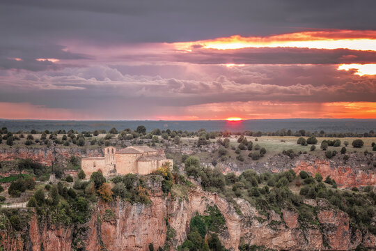 atardecer en las hoces del rio Durat&oacute;n con el meandro del rio y una hermita  en Villaseca de Sep&uacute;lveda, Segovia, Espa&ntilde;a