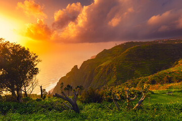 Egzotyczny krajobraz morski z wybrzeżem nad Oceanem Atlantyckim na portugalskiej wyspie Madera (Miradouro dos Prazeres), podróż po Europie, tło lub tapeta do projektu © anettastar