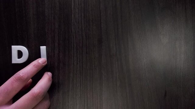 Escribiendo la palabra diabetes con piezas de letras blancas con fondo oscuro