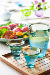 【日本酒とお刺身5点盛り】 冷やして飲む日本酒のイメージ。鮪、鯛、金目鯛、イクラ、赤貝を綺麗に盛り付けたお刺身と愉しむ冷酒です。