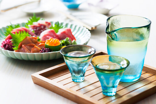 【日本酒とお刺身5点盛り】 冷やして飲む日本酒のイメージ。鮪、鯛、金目鯛、イクラ、赤貝を綺麗に盛り付けたお刺身と愉しむ冷酒です。