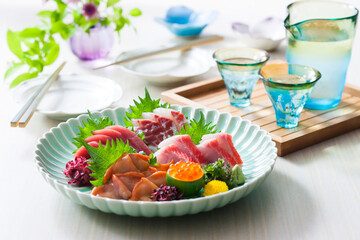 【お刺身5点盛りと日本酒】 日本酒と愉しむお刺身のイメージ。鮪、鯛、金目鯛、赤貝。そして器に見立てた酢橘に盛り付けたイクラのお造りです。 