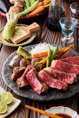 【和牛サーロインステーキ】 和牛サーロインを焼き目香ばしく赤身は残したレアに仕上げました。