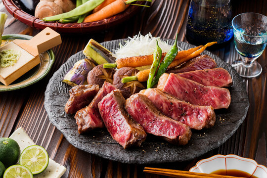 【和牛サーロインステーキ】 和牛サーロインを焼き目香ばしく赤身は残したレアに仕上げました。