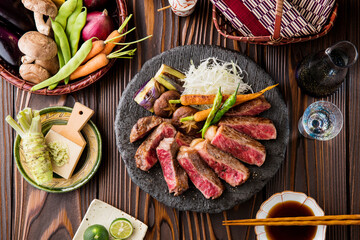 【和牛サーロインステーキ】 和牛サーロインを焼き目香ばしく赤身は残したレアに仕上げました。