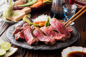 【和牛サーロインステーキ】 和牛サーロインを焼き目香ばしく赤身は残したレアに仕上げました。