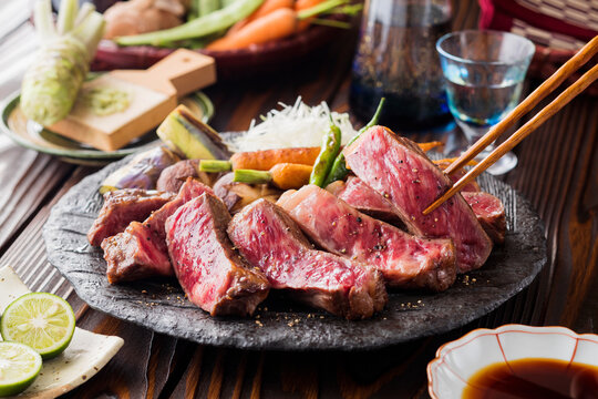 【和牛サーロインステーキ】 和牛サーロインを焼き目香ばしく赤身は残したレアに仕上げました。