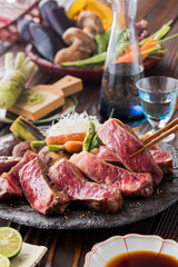 【和牛サーロインステーキ】 和牛サーロインを焼き目香ばしく赤身は残したレアに仕上げました。