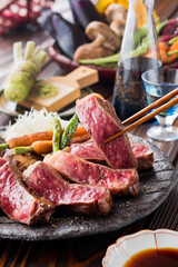 【和牛サーロインステーキ】 和牛サーロインを焼き目香ばしく赤身は残したレアに仕上げました。