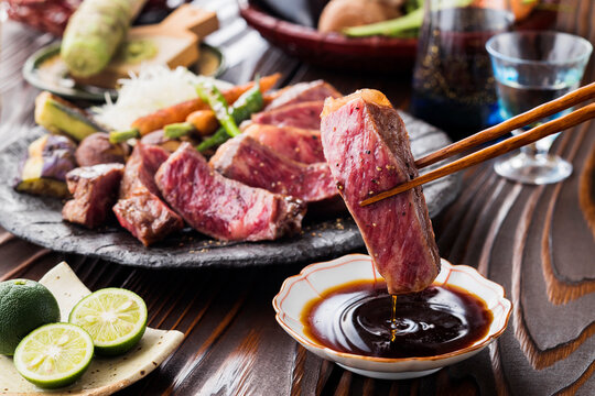 【和牛サーロインステーキ】 和牛サーロインを焼き目香ばしく赤身は残したレアに仕上げました。