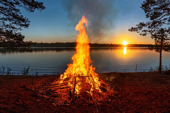 Hoguera ritual junto a un lago al atardecer 03