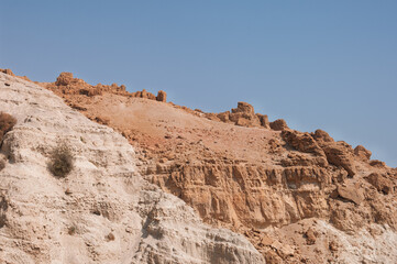 Fototapeta premium A rocky hillside with a blue sky in the background