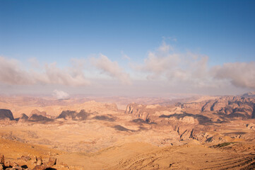 Naklejka premium A desert landscape with a clear blue sky