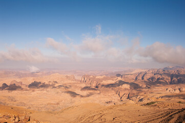 Naklejka premium A desert landscape with a clear blue sky