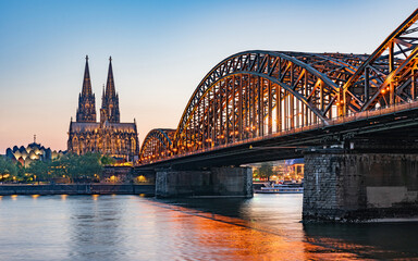 K&ouml;ln, Deutschland &ndash; 25.04.2025: Dom und Hohenzollernbr&uuml;cke bei Sonnenuntergang.