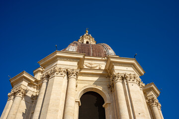 Obraz premium The Papal Basilica of Saint Peter in the Vatican, or simply Saint Peter's Basilica, is a church of the Italian High Renaissance located in Vatican City, an independent microstate enclaved within the c