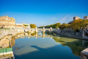 Fototapeta premium Ponte Sisto is a bridge in Rome's historic centre, spanning the river Tiber. It connects Via dei Pettinari in the Rione of Regola to Piazza Trilussa in Trastevere