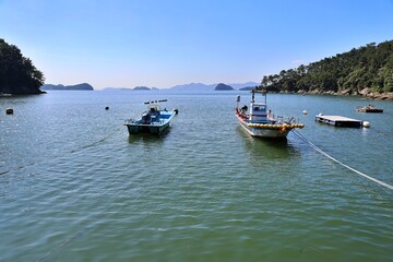 Fototapeta premium 창원 진해만 어촌 풍경- 배의 정박