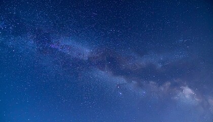 Fototapeta premium 青い宇宙空間を貫く光り輝く天の川、神秘的なエネルギーがその流れに沿って広がる幻想的なビジュアル