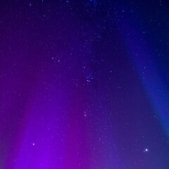 Fototapeta premium 深い紫と青の色合いが広がる宇宙空間、星々が煌めき、神秘的なオーロラが空間を包み込む幻想的なシーン
