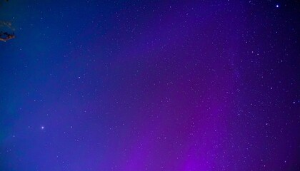 Fototapeta premium 深い紫と青の色合いが広がる宇宙空間、星々が煌めき、神秘的なオーロラが空間を包み込む幻想的なシーン