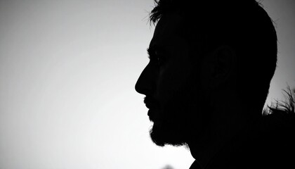 モノクロームのポートレートで浮かび上がるシルエットだけの人物