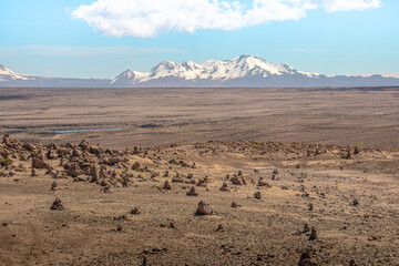 Increíble fotografía de un paisaje desértico con varios volcanes de fondo en Arequipa, Perú.