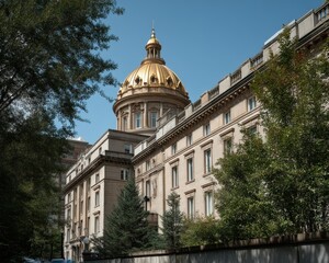 Obraz premium A historic government building with a shimmering gold dome sits beneath a vibrant blue sky in Atlanta, showcasing classic American neoclassical architecture.