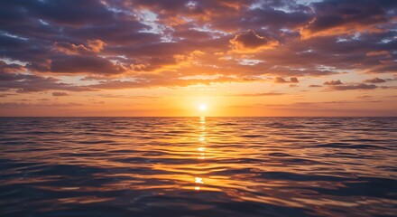 Obraz premium Ocean Sunset: Golden Hues and Dramatic Cloudscape