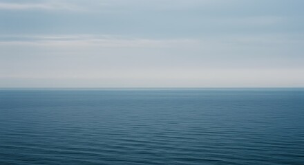 Obraz premium Serene Ocean Horizon Calm Waters Under a Cloudy Sky