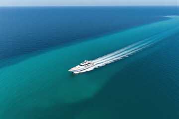 Naklejka premium white boat traveling through a blue ocean