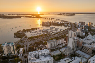 Fototapeta premium Sarasota, Florida at sunset. Luxury yachts docked in Sarasota Bay marina. American city downtown architecture with high-rise office buildings. USA travel destination