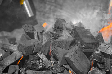 Węgiel drzewny brykiet rozpalany w palenisku na grilla © Paweł Kacperek