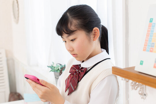 スマートフォンを操作する女の子