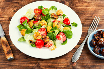 Salad of vegetables and roasted chestnuts