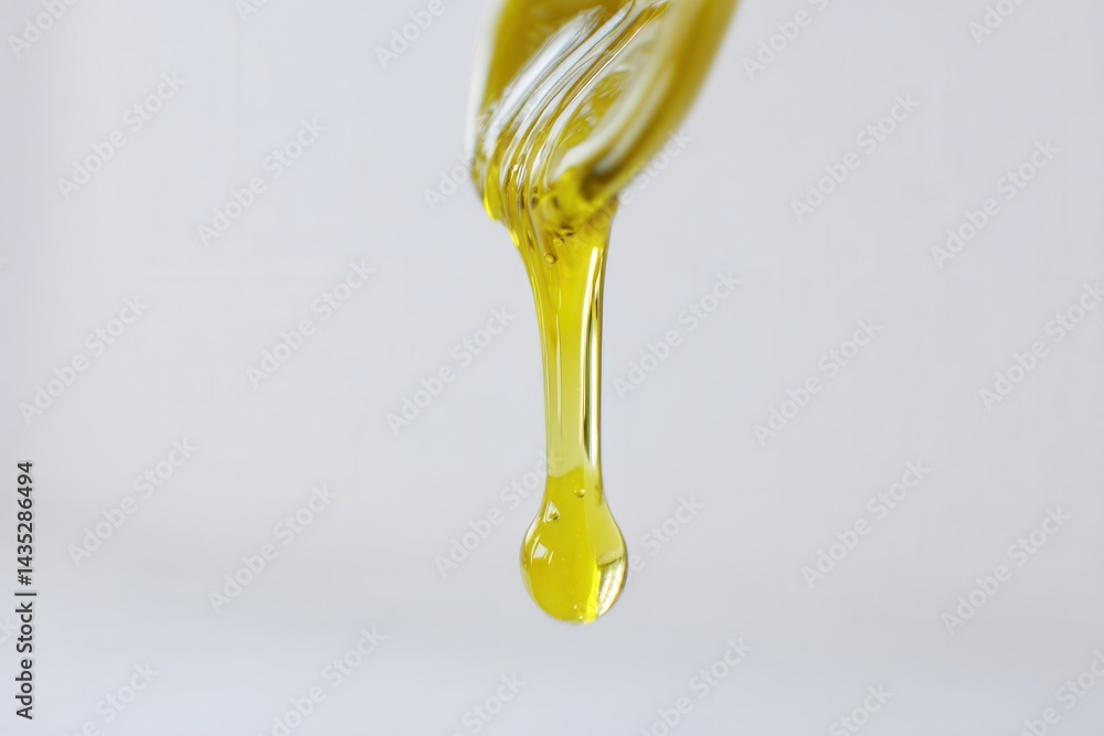 Aufkleber golden liquid cascade a mesmerizing dance of viscosity and light against a pristine backdrop capturi