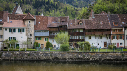 Obraz premium Saint-Ursanne est une cité médiévale touristique du Clos-du-Doubs et une ancienne commune suisse du canton du Jura, située dans le district de Porrentruy le long du Doubs.