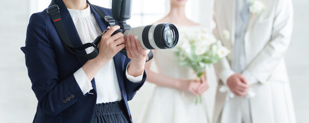 結婚式で撮影するブライダルカメラマン