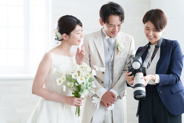 結婚式で撮影するブライダルカメラマン