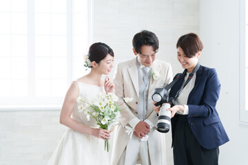 結婚式で撮影するブライダルカメラマン