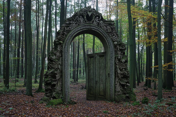 Obraz premium Mysterious stone gateway stands in a serene forest surrounded by tall trees on an overcast day