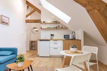 Cuisine moderne au design épuré avec des matériaux contemporains et une ambiance chaleureuse.