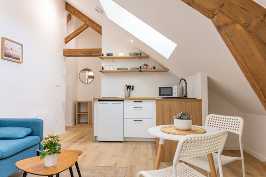 Cuisine moderne au design &eacute;pur&eacute; avec des mat&eacute;riaux contemporains et une ambiance chaleureuse.