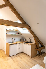 Cuisine moderne au design épuré avec des matériaux contemporains et une ambiance chaleureuse.