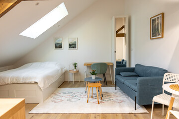 Grande pièce de vie moderne au design épuré et pensée pour le confort quotidien.