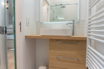 Meuble moderne supportant une vasque de salle de bain, combinant esthétisme contemporain et fonctionnalité