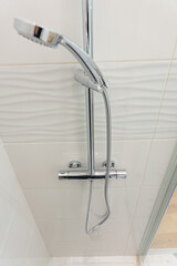 Douchette moderne de salle de bain, capturée en gros plan, illustrant un design fonctionnel et...