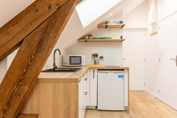 Cuisine moderne au design épuré avec des matériaux contemporains et une ambiance chaleureuse.